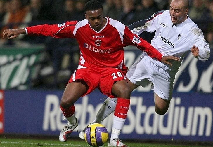 Former Charlton defender Osei Sankofa signs forms for the Hamlet